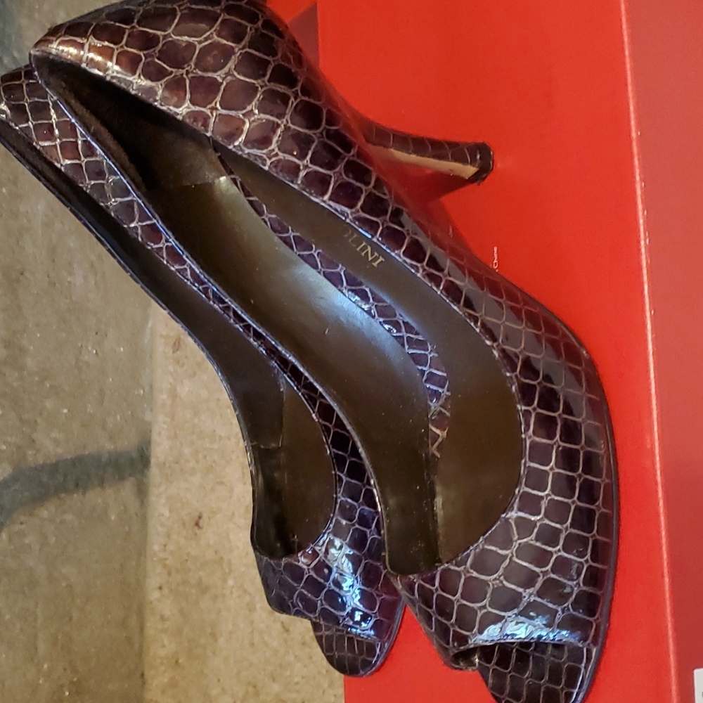 Brown heel
